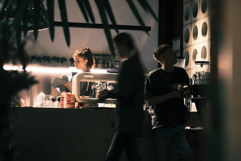 Persone al bancone di un bar di notte